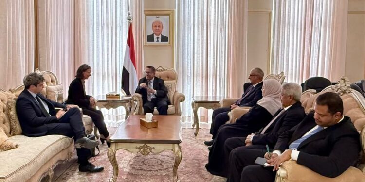 رئيس مجلس الشورى يبحث مع السفيرة الفرنسية تهديدات الحوثيين على الملاحة الدولية