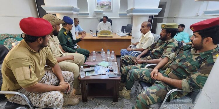 مناقشة أوضاع النازحين وتعزيز الإجراءات الأمنية بمديرية تريم