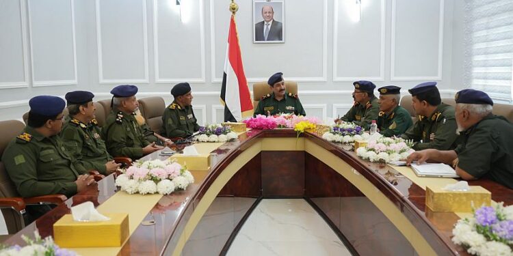 وزير الداخلية يؤكد رفع الجاهزية الأمنية وتعزيز حماية المدن والمديريات المحررة
