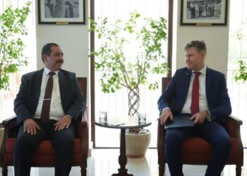 وزير الداخلية يبحث مع القائم بالأعمال  الأمريكي تعزيز التعاون الأمني
