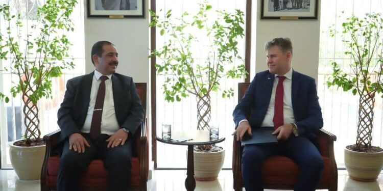 وزير الداخلية يبحث مع القائم بالأعمال  الأمريكي تعزيز التعاون الأمني
