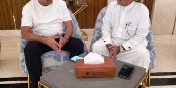 وزير الأشغال و محافظ شبوه يناقشان مشاريع الطرق الحيوية في  المحافظه