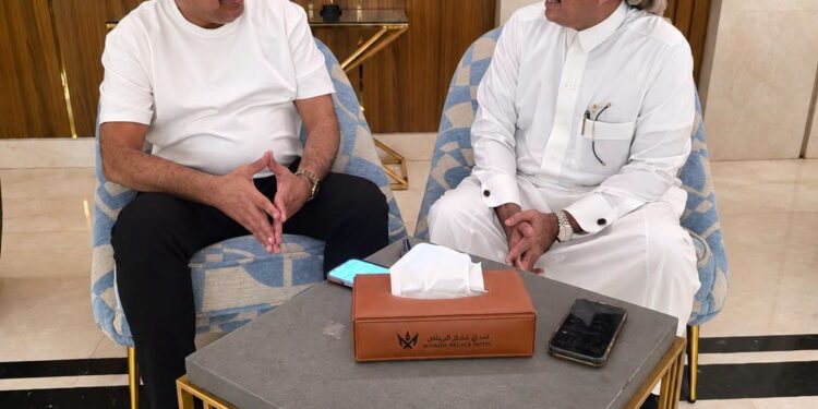 وزير الأشغال و محافظ شبوه يناقشان مشاريع الطرق الحيوية في  المحافظه