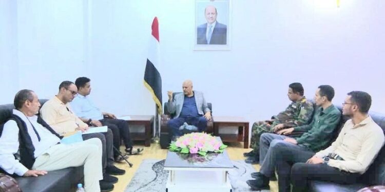 محافظ تعز يناقش اوضاع الجرحى ومعالجة أوضاعهم