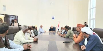 محافظ تعز يطلع على أضرار مرفأ باب المندب ويشيد بيقظة القوات البحرية وخفر السواحل