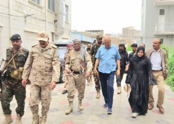 محافظ تعز يطلع على الرعاية الطبية المقدمة لجرحى القوات المسلحة