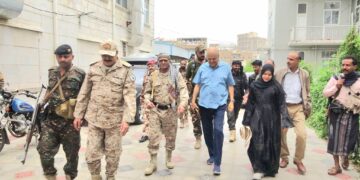 محافظ تعز يطلع على الرعاية الطبية المقدمة لجرحى القوات المسلحة