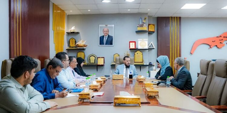 محافظ عدن يبحث مع بعثة الصليب الأحمر دعم القطاع الصحي