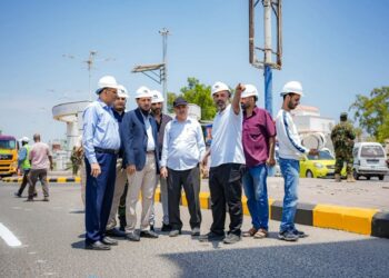 محافظ عدن يتفقد أعمال تعزيز السلامة المرورية في طريق المطار