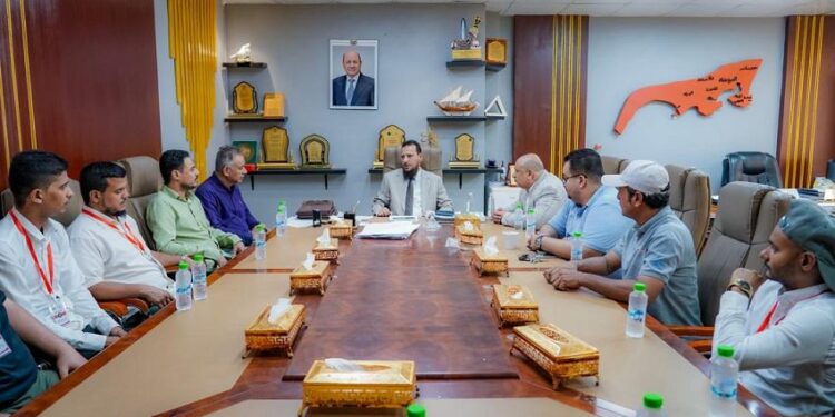 محافظ عدن يكرّم أوائل طلاب معاهد التعليم الفني والتدريب المهني