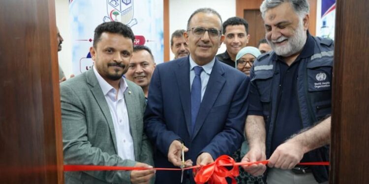 وزير الصحة يفتتح المختبرات المرجعية ويتسلم الدليل الوطني للسلامة الحيوية والأمن البيولوجي