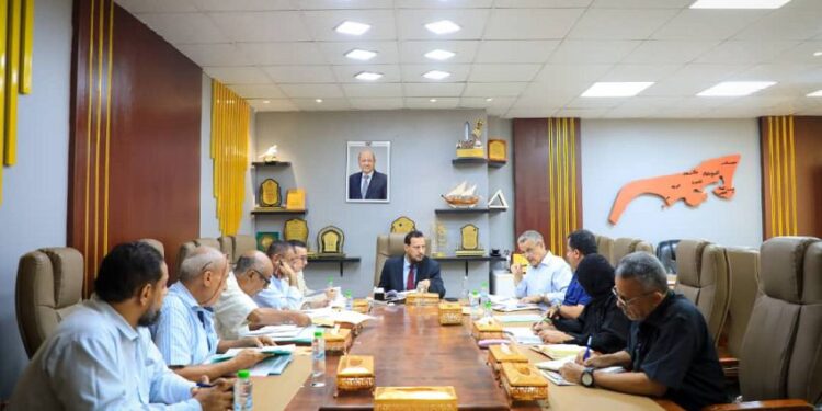 لجنة المناقصات بمحافظة عدن تفتح مظاريف 9 مناقصات متعلقة بالكهرباء