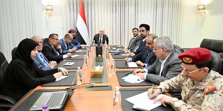 مجلس الدفاع الوطني يؤكد عدم السماح بتحويل الساحل اليمني إلى منصة لابتزاز العالم