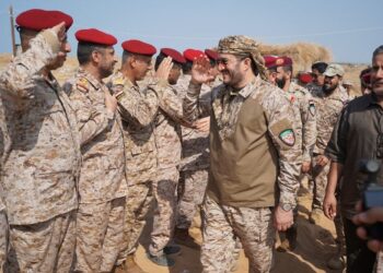 عثمان مجلي يشيد ببطولة وجاهزية قوات المنطقة العسكرية الخامسة والتشكيل البحري