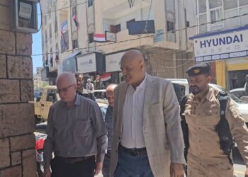 محافظ تعز يتفقد الأسواق ويؤكد استمرار توفر السلع واستقرار الوضع التمويني