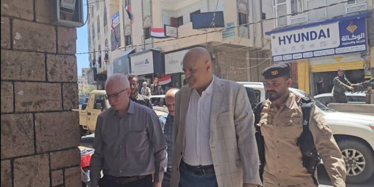 محافظ تعز يتفقد الأسواق ويؤكد استمرار توفر السلع واستقرار الوضع التمويني