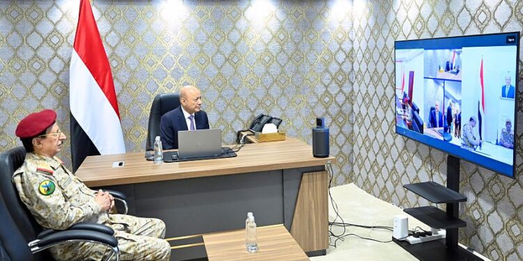 رئيس مجلس القيادة يتابع مستجدات عملية “فجر اليمن”