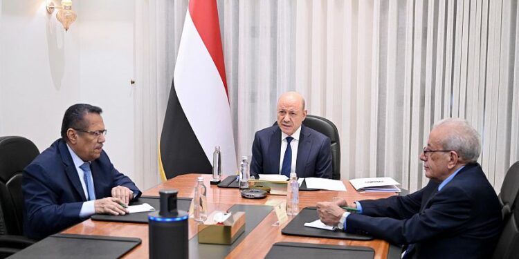 العليمي: عملية “فجر اليمن” ماضية حتى تحقيق أهدافها الكاملة