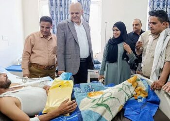 محافظ تعز يتفقد جرحى القوات المسلحة في المستشفيات