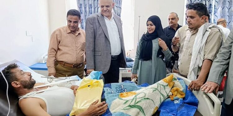 محافظ تعز يتفقد جرحى القوات المسلحة في المستشفيات