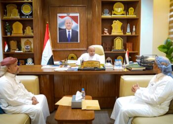 الخنبشي يناقش أوضاع قطاع التعليم ويوقّع عقداً لتجهيز المدارس ويطّلع على جهود إصلاح ذات البين بحضرموت