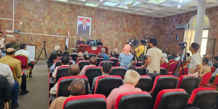 محافظ تعز يشيد بتضحيات القوات المسلحة ويوجه بتعزيز الأداء المؤسسي وتحسين الخدمات