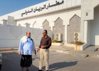 البخشني يتفقد مواقع القصف الحوثي بمطار الريان بالمكلا