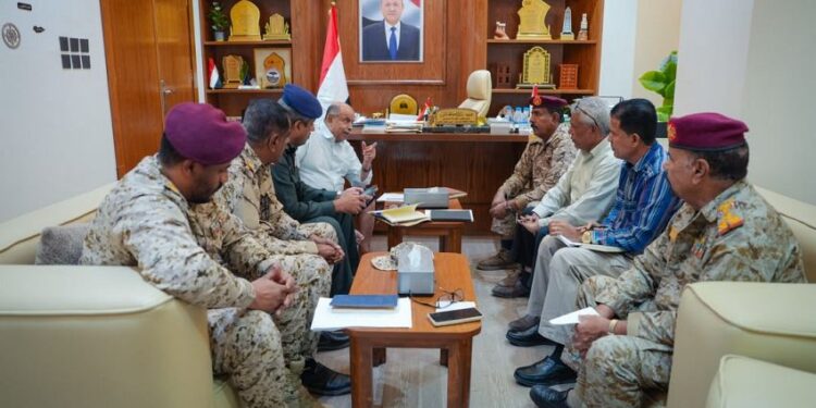 الخنبشي يشدد على تعزيز التنسيق بين الأجهزة الأمنية والعسكرية بحضرموت