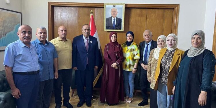 وزيرة الخارجية تطلع على سير العمل في السفارة اليمنية بالعراق
