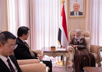 وزيرة الخارجية تسلم رسالة من العليمي إلى الرئيس  الصيني