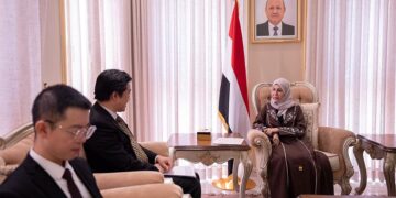 وزيرة الخارجية تسلم رسالة من العليمي إلى الرئيس  الصيني