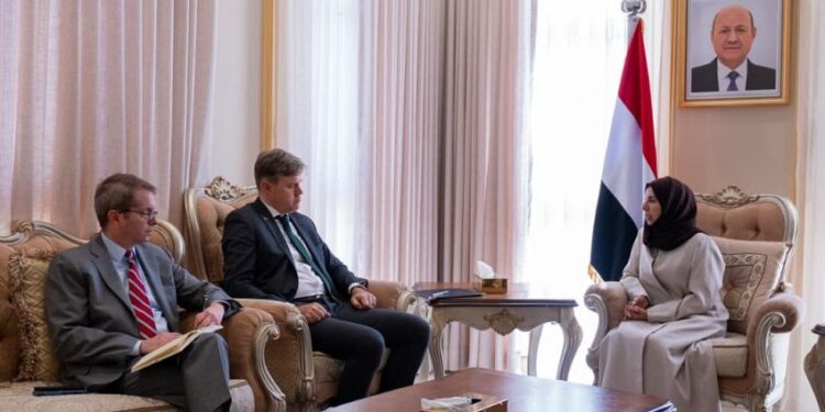 وزيرة الخارجية تبحث مع القائم بالأعمال الأمريكي التصعيد الحوثي وتهديداته لأمن المنطقة والملاحة الدولية