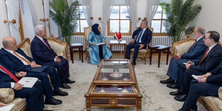 وزيرة الخارجية تبحث مع نظيرها التركي تعزيز العلاقات الثنائية وتطورات الأوضاع في اليمن