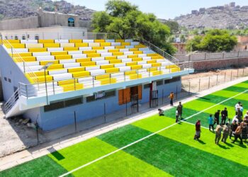 محافظ الضالع ووكيل وزارة الشباب يفتتحان ملعب الصمود بالضالع