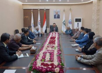 وزير الأشغال يوقع خمسة عقود لصيانة وإعادة تأهيل طرق حيوية في أربع محافظات