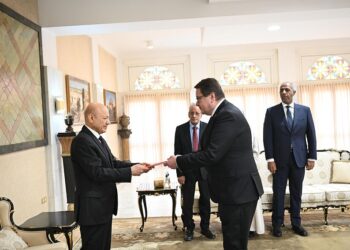 العليمي: هجمات المليشيات على المطارات المدنية تستوجب وحدة العالم كوحدته ضد داعش