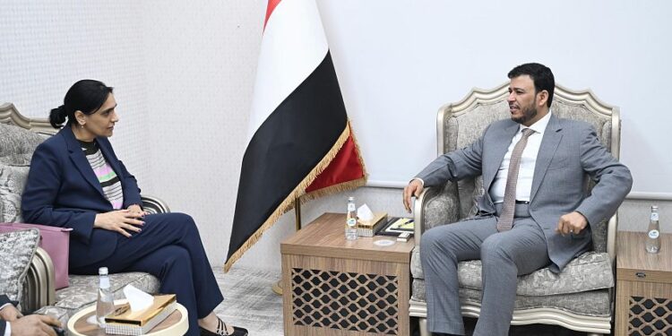 العليمي يبحث مع السفيرة البريطانية مستجدات الأوضاع في اليمن والتعاون الثنائي