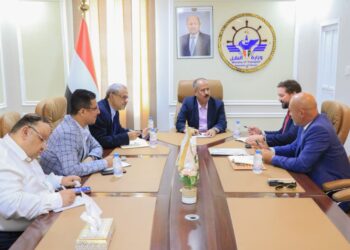 وزير النقل يبحث مع شركة “فالار” الامريكية ترتيبات المرحلة الثانية لمشروع تعزيز أمن الطيران المدني