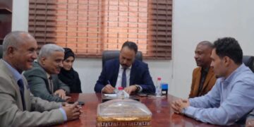 وزير الأشغال يشهد توقيع عقد صيانة وإعادة تأهيل المقطع الخامس من الطريق الدولي العبر – عتق