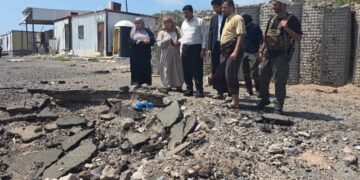 اللجنة الوطنية للتحقيق تعاين مواقع قصف المجمع الرئاسي بمعاشيق وتوثق الأضرار