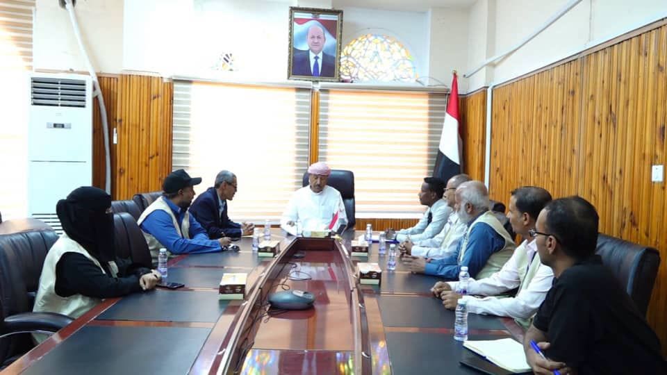 وكيل وادي حضرموت يناقش ترتيبات إنشاء مخيم للنازحين في العبر