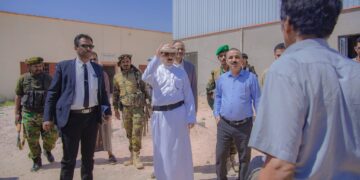 محافظ شبوة يدشّن توسعة شارع الشهيد قطن ويتفقد مشروعي مبنى مؤسسة الكهرباء وقاعات كلية المجتمع