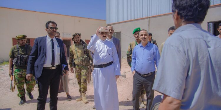 محافظ شبوة يدشّن توسعة شارع الشهيد قطن ويتفقد مشروعي مبنى مؤسسة الكهرباء وقاعات كلية المجتمع