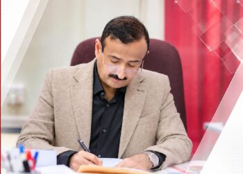 محافظ شبوة يوجّه بصرف أراضٍ لأسر شهداء الجريمة الحوثية بحق مستجدي الامن