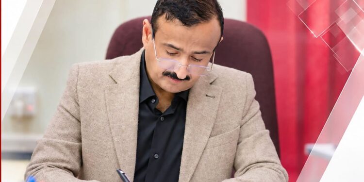 محافظ شبوة يوجّه بصرف أراضٍ لأسر شهداء الجريمة الحوثية بحق مستجدي الامن