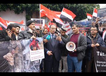 وقفة احتجاجية لابناء الجالية اليمنية في تركيا تطالب بإنهاء حصار تعز