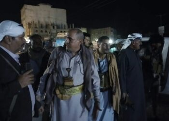 وكيل  تعز يتفقد ليلًا المناطق المحيطة بجبهتي المطار القديم والدفاع الجوي