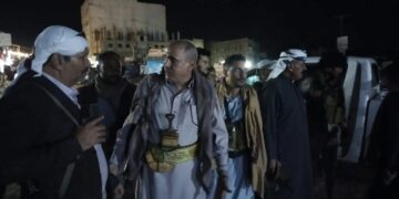 وكيل  تعز يتفقد ليلًا المناطق المحيطة بجبهتي المطار القديم والدفاع الجوي