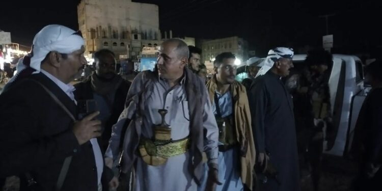وكيل  تعز يتفقد ليلًا المناطق المحيطة بجبهتي المطار القديم والدفاع الجوي