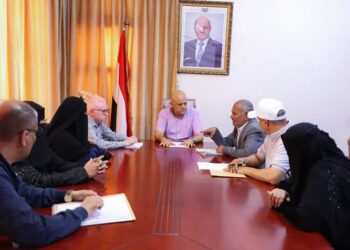محافظ تعز يناقش خطة طوارئ لضمان استمرارية التعليم عن بُعد للطلاب والطالبات